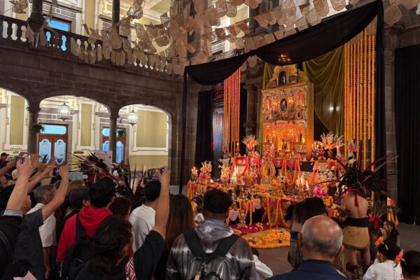Más de 100 mil personas visitaron la ofrenda del Palacio Municipal de Puebla durante el festival La Muerte es un Sueño 2025.
