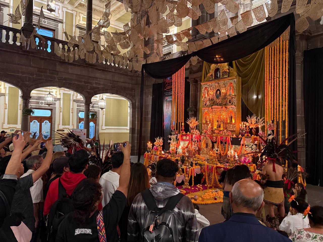 Más de 100 mil personas visitaron la ofrenda del Palacio Municipal durante el Corredor de Ofrendas 2025