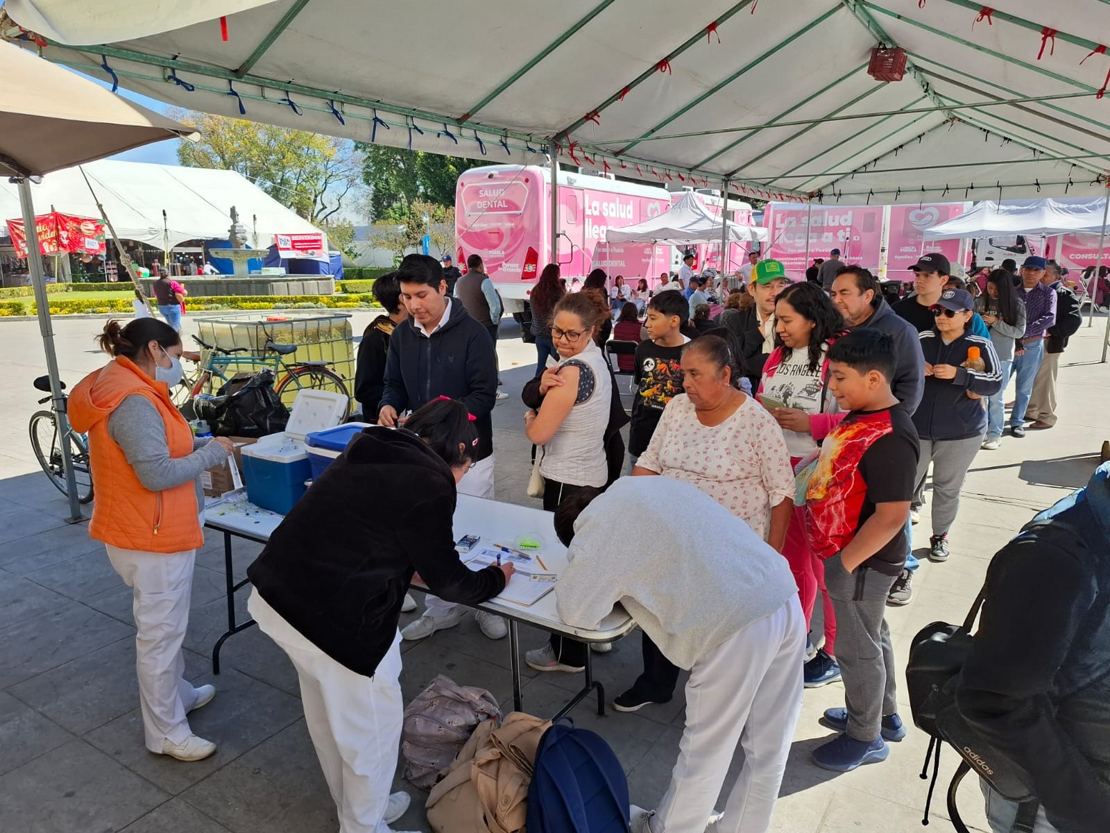 Más de mil personas recibieron estudios médicos y atención gratuita durante la Caravana de la Mujer en San Pedro Cholula, un esfuerzo coordinado entre el Gobierno Municipal y el Gobierno del Estado.