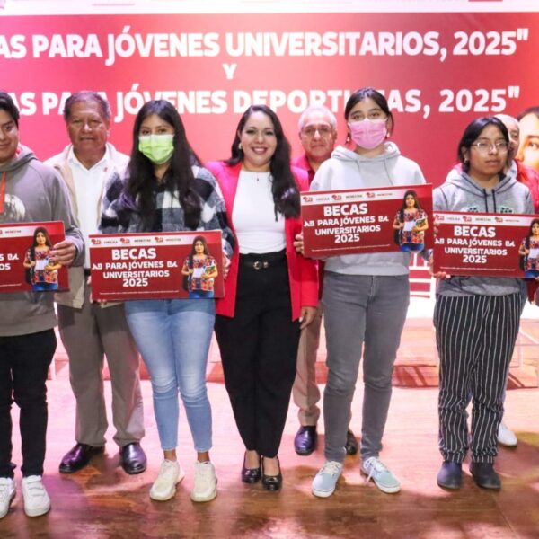 Tonantzin Fernández cerró la última entrega del primer periodo de la beca para jóvenes universitarios y deportistas para impulsar la formación y desarrollo de las juventudes cholultecas.