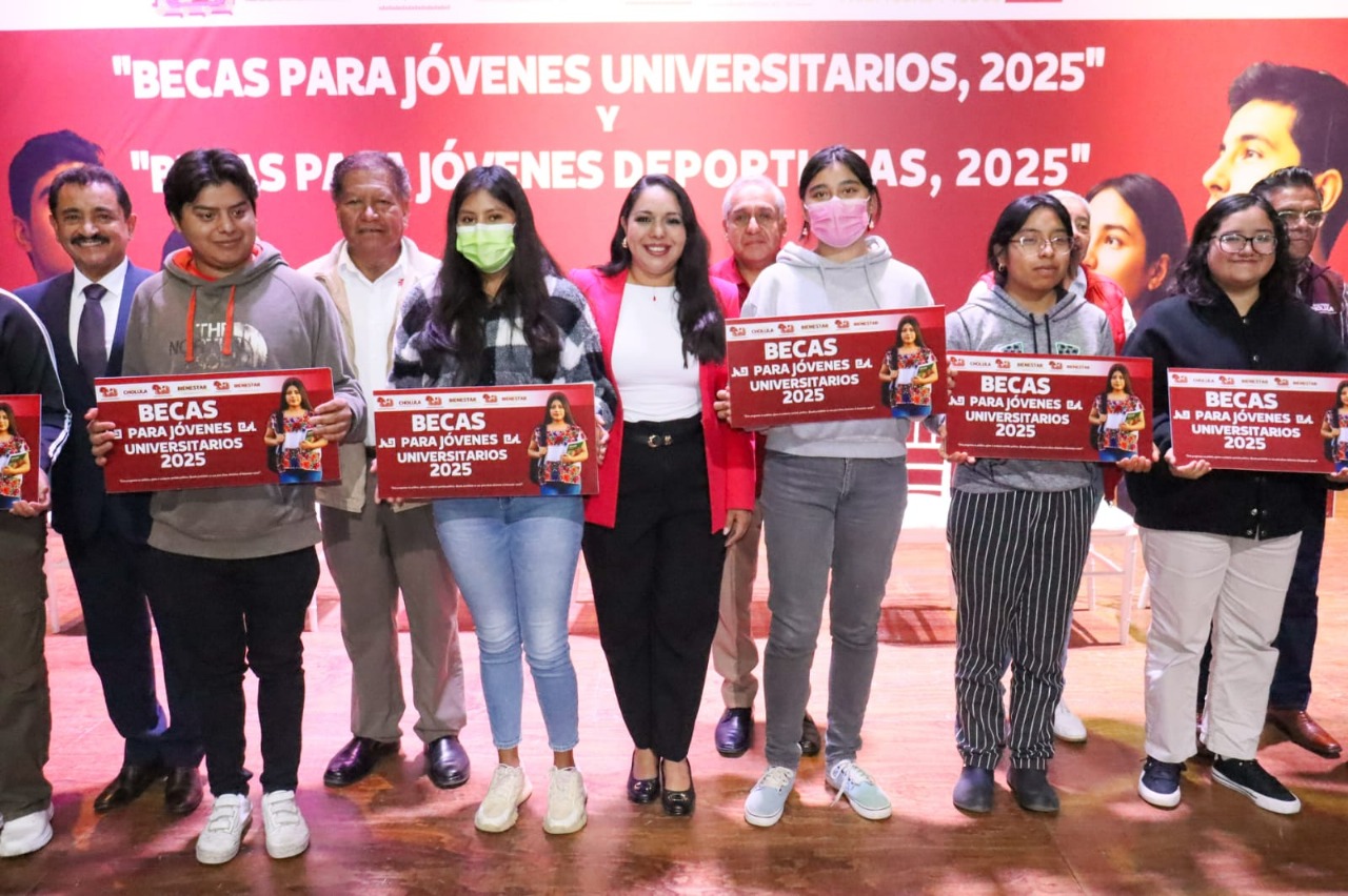 San Pedro Cholula concluye primera etapa de becas para jóvenes universitarios y deportistas