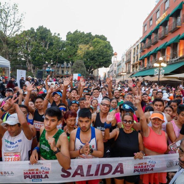 El gobernador Alejandro Armenta dio el banderazo de salida al Maratón Puebla 2025, evento que reunió a más de 20 mil corredores y que reafirma la apuesta estatal por el deporte y la reconstrucción del tejido social.