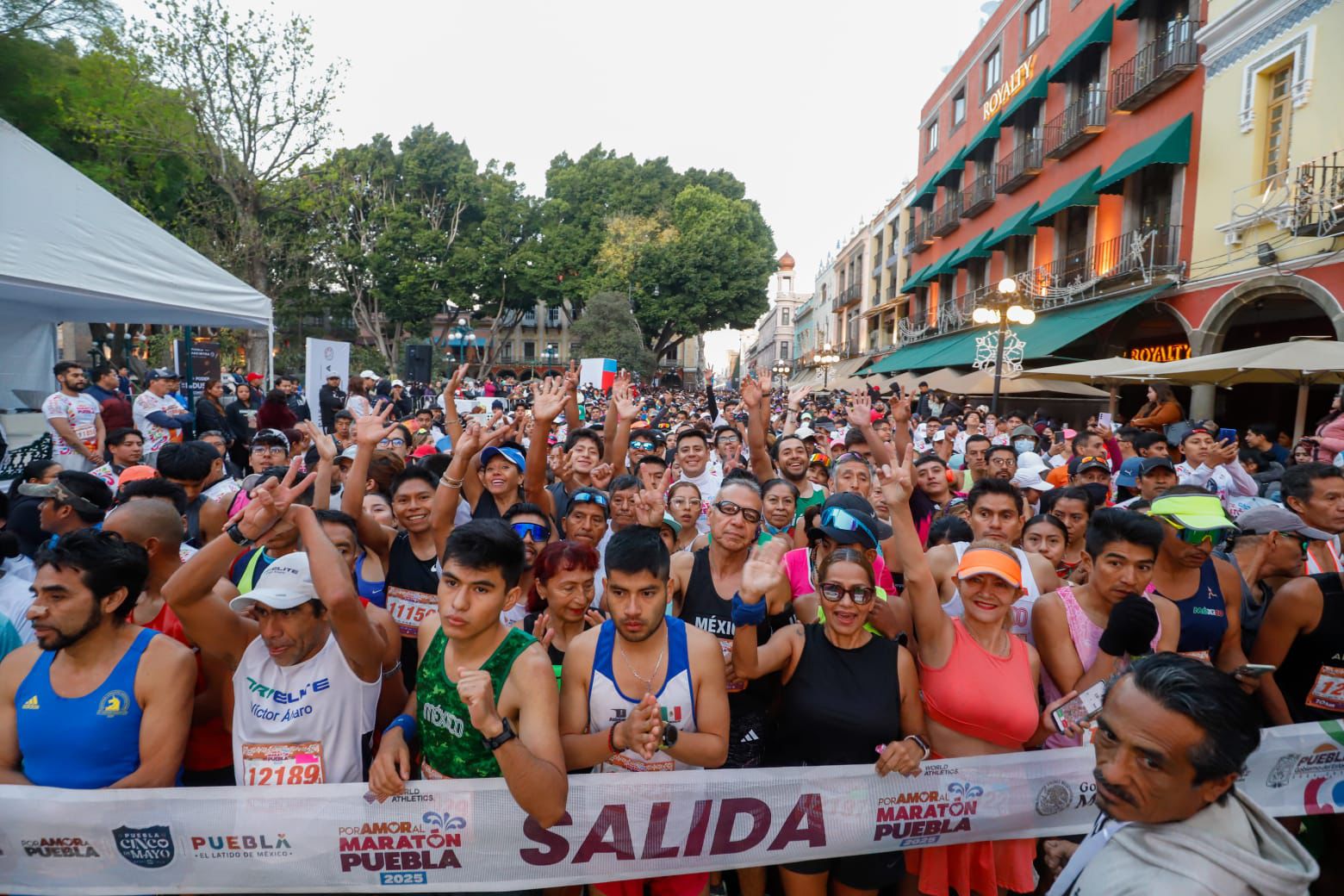 El gobernador Alejandro Armenta dio el banderazo de salida al Maratón Puebla 2025, evento que reunió a más de 20 mil corredores y que reafirma la apuesta estatal por el deporte y la reconstrucción del tejido social.