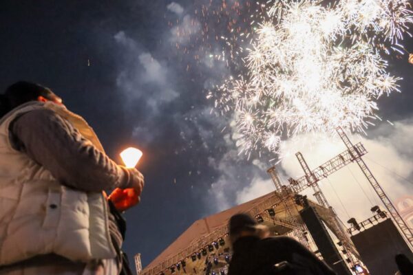 El Vaniloquio 2025 llenó de misticismo y música la Plaza de la Concordia con su tradicional Concierto de Campanas y la presentación de Elefante.