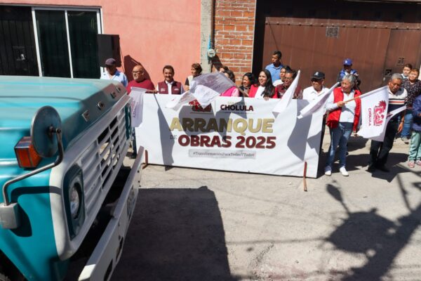 La rehabilitación de vialidades en San Pedro Cholula avanza con una nueva intervención en la cabecera municipal, donde la calle 3 Sur inició su relaminación tras décadas sin mantenimiento.