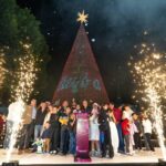 Acompañado por la presidenta del patronato del SMDIF, MariElise Budib, y miembros de su gabinete, el alcalde participó en el conteo oficial junto a niñas, niños y familias que celebraron el inicio de las actividades navideñas.