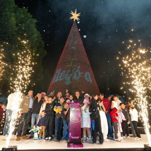 Acompañado por la presidenta del patronato del SMDIF, MariElise Budib, y miembros de su gabinete, el alcalde participó en el conteo oficial junto a niñas, niños y familias que celebraron el inicio de las actividades navideñas.