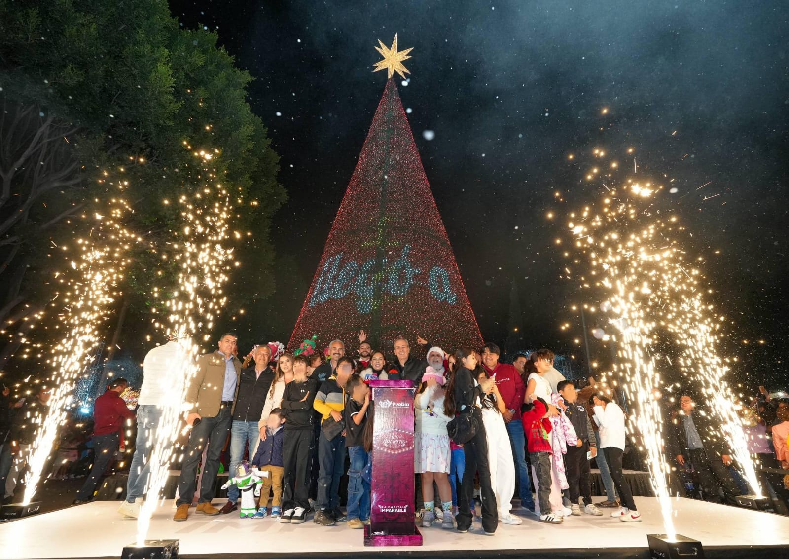 Acompañado por la presidenta del patronato del SMDIF, MariElise Budib, y miembros de su gabinete, el alcalde participó en el conteo oficial junto a niñas, niños y familias que celebraron el inicio de las actividades navideñas.