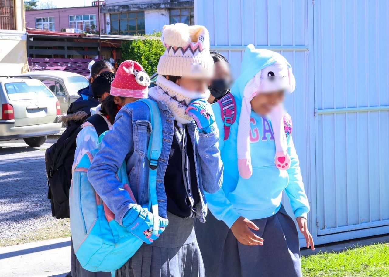 Más de 14 mil escuelas en Puebla suspenden clases este lunes por el Frente Frío 13.