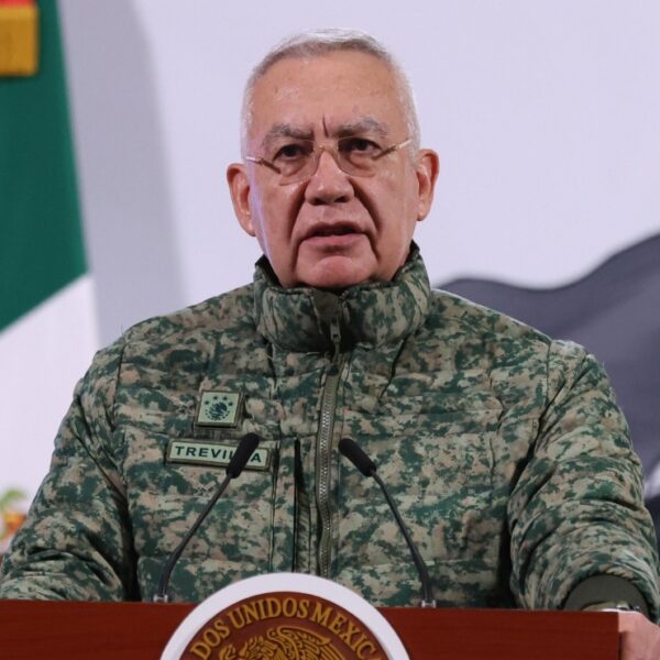 El protocolo de seguridad de la Guardia Nacional "no falló", declaró el titular de Defensa; "falló lo otro", refiriéndose al 1er círculo de seguridad del Carlos Manzo, conformado por miembros de la policía municipal. FOTO: El Universal.