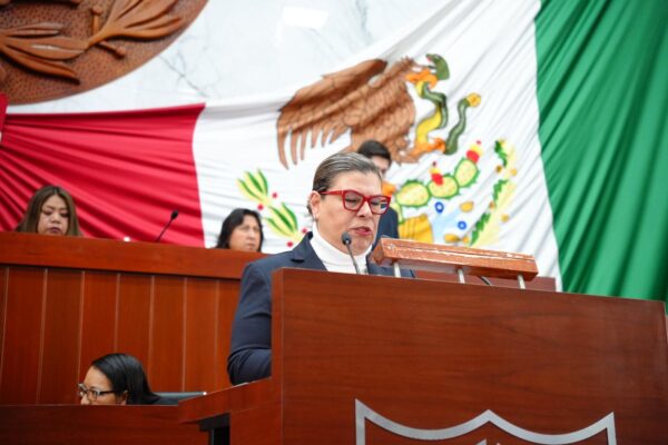 La diputada priista Sandra Aguilar Vega presentó en el Congreso de Tlaxcala una iniciativa para reconocer y sancionar la violencia ejercida mediante medios digitales y el uso de inteligencia artificial. FOTO: La Jornada de Oriente.