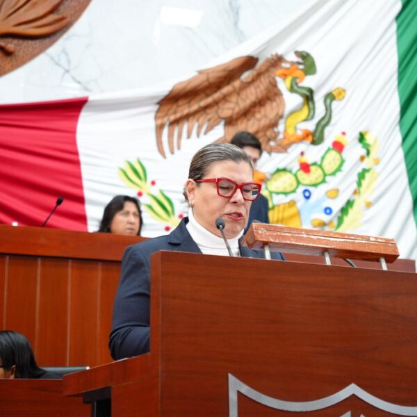 La diputada priista Sandra Aguilar Vega presentó en el Congreso de Tlaxcala una iniciativa para reconocer y sancionar la violencia ejercida mediante medios digitales y el uso de inteligencia artificial. FOTO: La Jornada de Oriente.