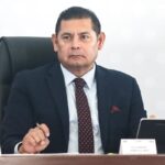 Alejandro Armenta advirtió que en algunas regiones del estado se tolera e incluso se facilita el desmantelamiento de vehículos robados; responsables enfrentarán responsabilidades penales. FOTO: Reto Diario.