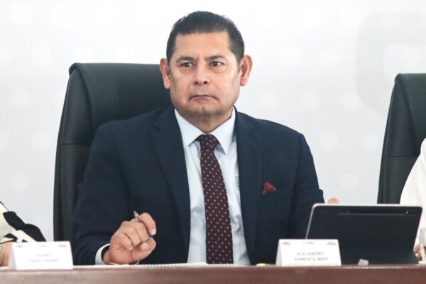 Alejandro Armenta advirtió que en algunas regiones del estado se tolera e incluso se facilita el desmantelamiento de vehículos robados; responsables enfrentarán responsabilidades penales. FOTO: Reto Diario.