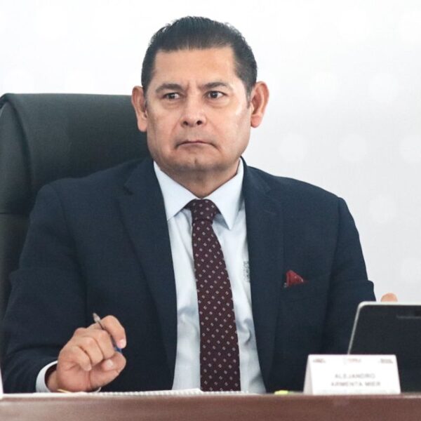 Alejandro Armenta advirtió que en algunas regiones del estado se tolera e incluso se facilita el desmantelamiento de vehículos robados; responsables enfrentarán responsabilidades penales. FOTO: Reto Diario.