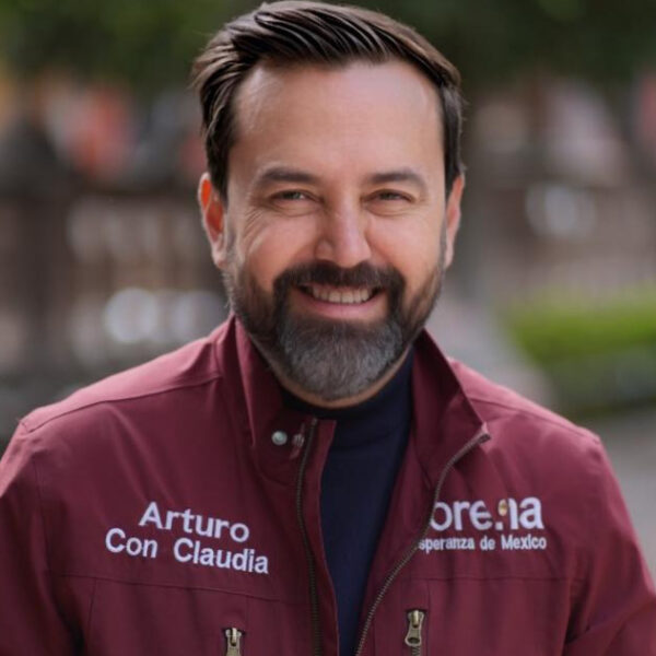 Ana Patricia Arteaga Massieu denunció ante la Fiscalía de la Ciudad de México al legislador morenista Arturo Ávila Anaya por presuntas amenazas recibidas a través de redes sociales. FOTO: Fb @ArturoAvilaMEX.