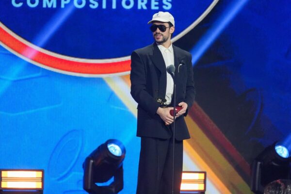 Bad Bunny encabezó la lista de ganadores en los Latin Grammy, en una gala con amplia participación latina y varios artistas mexicanos entre los más reconocidos. FOTO: LA Times.