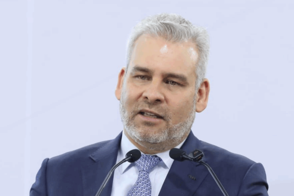 El gobernador de Michoacán, Alfredo Ramírez Bedolla, reveló que una posible distracción de los escoltas del alcalde de Uruapan, Carlos Manzo, habría facilitado el ataque en el que fue asesinado. FOTO: Changoonga.