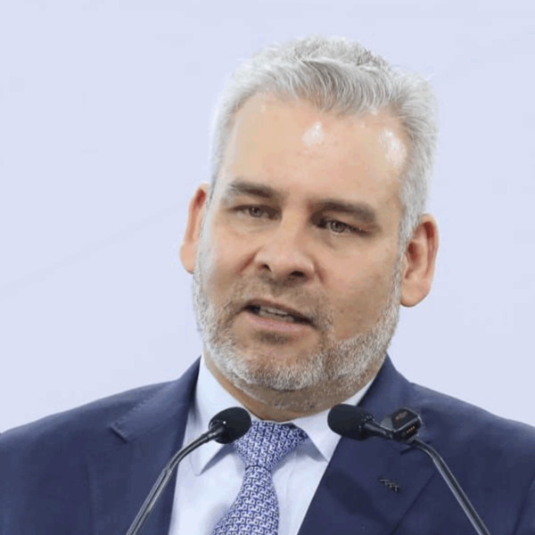 El gobernador de Michoacán, Alfredo Ramírez Bedolla, reveló que una posible distracción de los escoltas del alcalde de Uruapan, Carlos Manzo, habría facilitado el ataque en el que fue asesinado. FOTO: Changoonga.