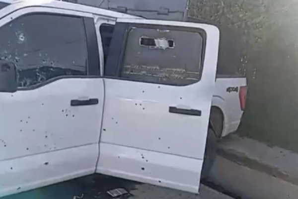 Una persecución entre grupos armados avanzó de Puebla a Veracruz y dejó cinco muertos; se localizaron más de 100 casquillos y dos camionetas baleadas. FOTO: Omnia.