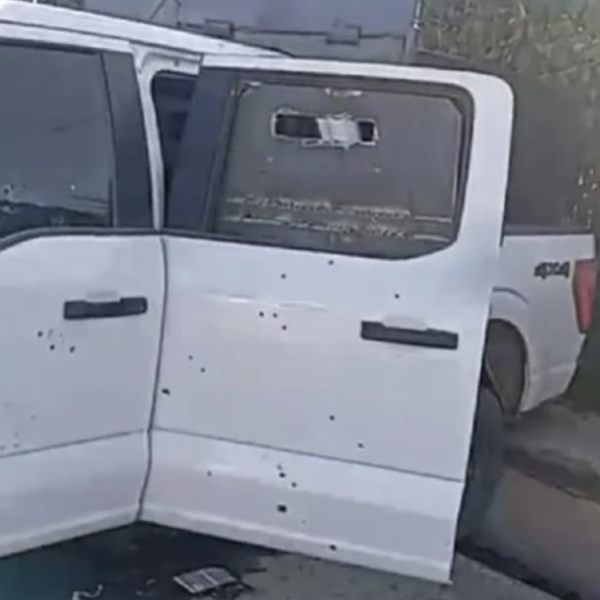 Una persecución entre grupos armados avanzó de Puebla a Veracruz y dejó cinco muertos; se localizaron más de 100 casquillos y dos camionetas baleadas. FOTO: Omnia.