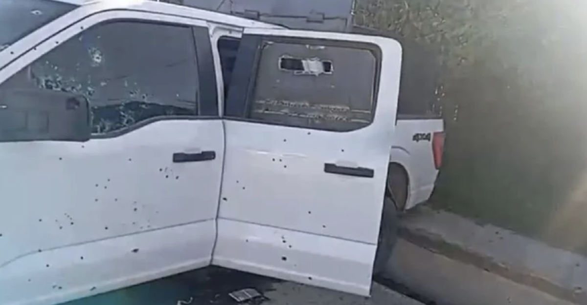 Una persecución entre grupos armados avanzó de Puebla a Veracruz y dejó cinco muertos; se localizaron más de 100 casquillos y dos camionetas baleadas. FOTO: Omnia.