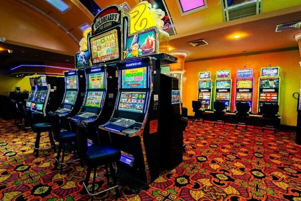 El gobierno federal investiga a 13 casinos por presunto lavado de dinero internacional; dos de ellos están ligados a empresas de Ricardo Salinas Pliego.