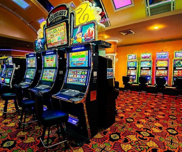 El gobierno federal investiga a 13 casinos por presunto lavado de dinero internacional; dos de ellos están ligados a empresas de Ricardo Salinas Pliego.