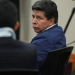 Pedro Castillo, expresidente y Betssy Chávez, ex primera ministra de Perú, fueron sentenciada a 11 años y 5 meses de prisión por conspiración en el intento de golpe de Estado del 2022. FOTO: AP.