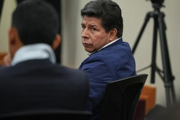 Pedro Castillo, expresidente y Betssy Chávez, ex primera ministra de Perú, fueron sentenciada a 11 años y 5 meses de prisión por conspiración en el intento de golpe de Estado del 2022. FOTO: AP.