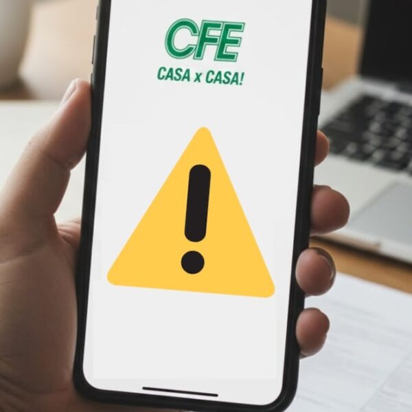 La Comisión Federal de Electricidad alertó sobre una nueva modalidad de extorsión en la que falsos trabajadores colocan avisos apócrifos o acuden a domicilios para exigir pagos de entre 5 y 20 mil pesos por supuestas irregularidades en los medidores. IMAGEN: el gráfico,