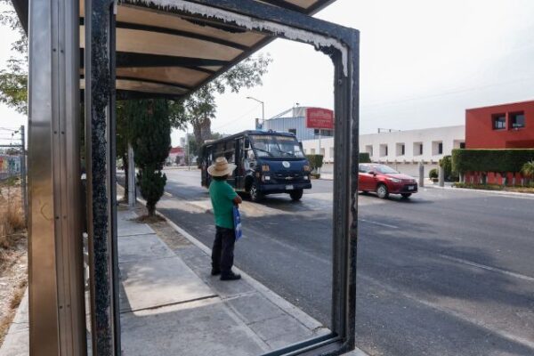 Congreso abre la puerta a concesionar los 401 parabuses de Puebla para financiar cámaras y botones de pánico que refuercen la seguridad de los usuarios. FOTO: e-consulta.