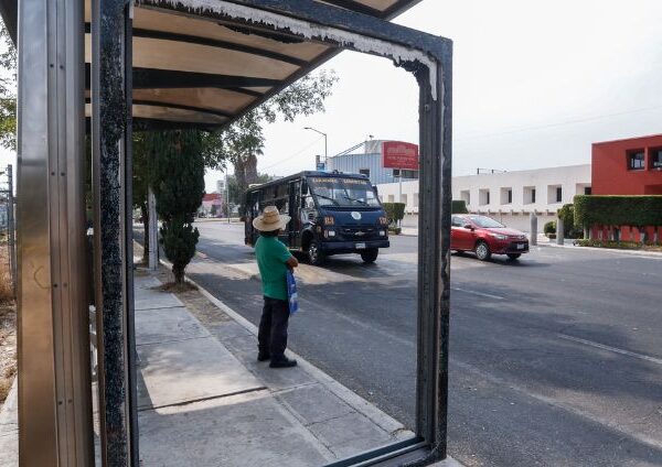 Congreso abre la puerta a concesionar los 401 parabuses de Puebla para financiar cámaras y botones de pánico que refuercen la seguridad de los usuarios. FOTO: e-consulta.