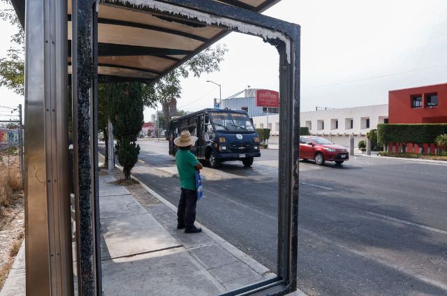 Congreso abre la puerta a concesionar los 401 parabuses de Puebla para financiar cámaras y botones de pánico que refuercen la seguridad de los usuarios. FOTO: e-consulta.