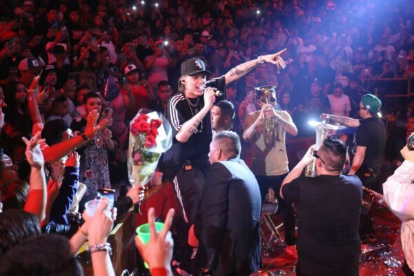 Académicos y especialistas dividieron opiniones sobre la iniciativa que busca prohibir la interpretación y reproducción de narcocorridos en espacios públicos de Puebla. FOTO: Rolling Stone.