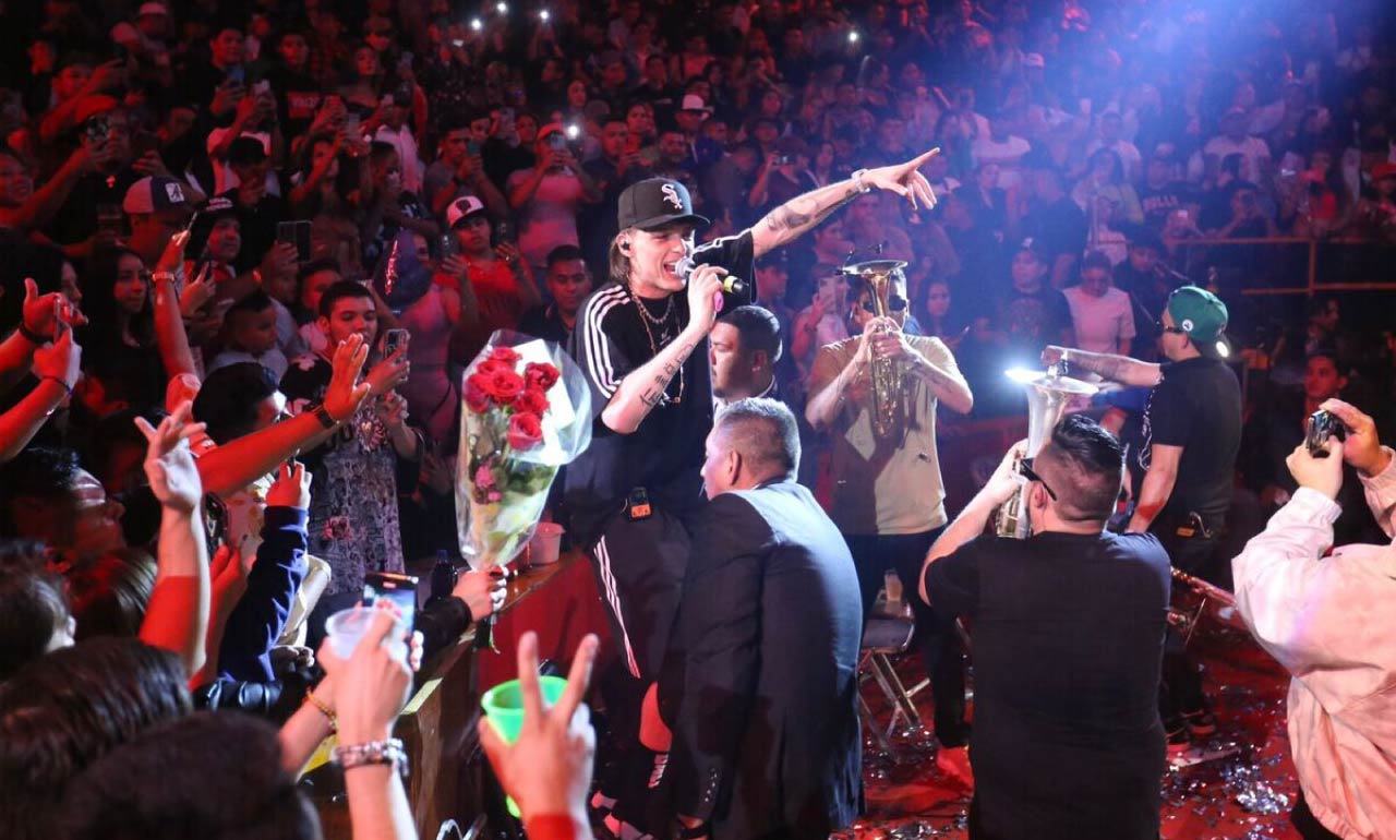 Académicos y especialistas dividieron opiniones sobre la iniciativa que busca prohibir la interpretación y reproducción de narcocorridos en espacios públicos de Puebla. FOTO: Rolling Stone.