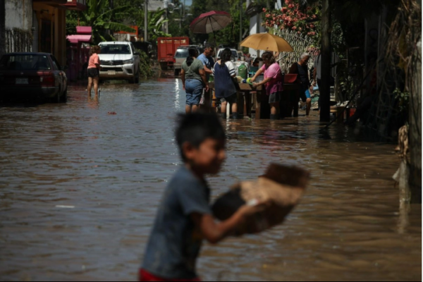 El Gobierno federal comenzará el 10 de noviembre la entrega del segundo apoyo a damnificados por lluvias. FOTO: La Jornada.