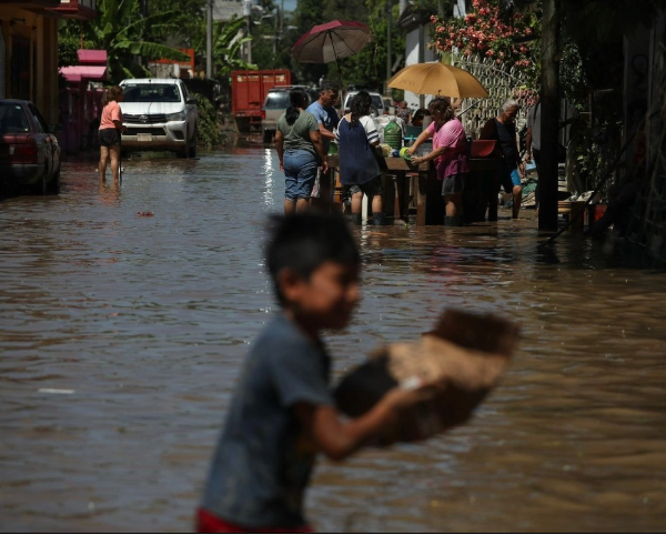El Gobierno federal comenzará el 10 de noviembre la entrega del segundo apoyo a damnificados por lluvias. FOTO: La Jornada.