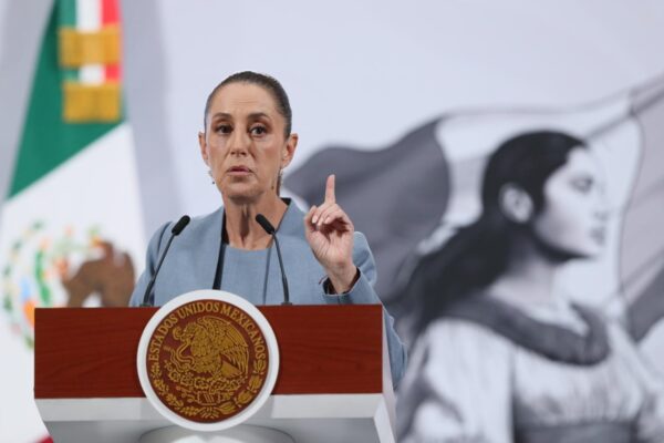 Claudia Sheinbaum revisará la propuesta del gobierno de Puebla para regular los arrancones, y advirtió que cualquier decisión deberá garantizar la seguridad vial y pública. FOTO: EFE.