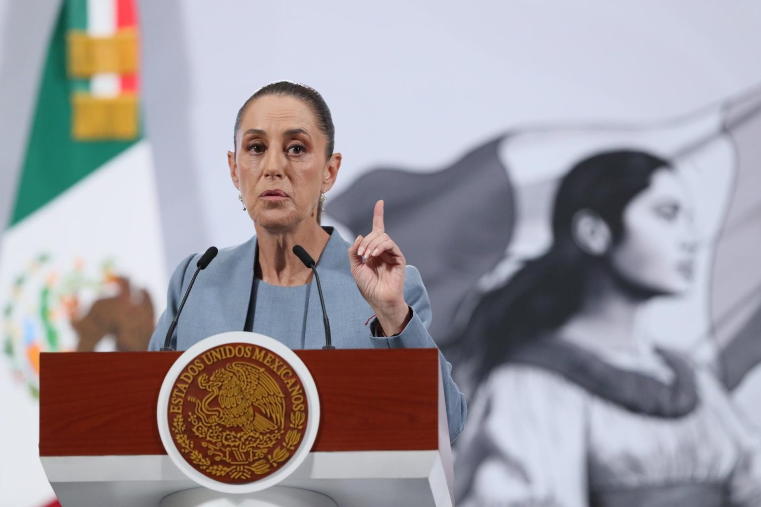 Claudia Sheinbaum revisará la propuesta del gobierno de Puebla para regular los arrancones, y advirtió que cualquier decisión deberá garantizar la seguridad vial y pública. FOTO: EFE.