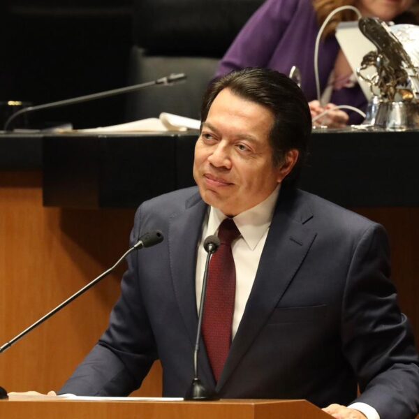 El gobierno federal prepara una reforma integral al sistema de superación magisterial, que permitirá a las y los docentes definir directamente el nuevo modelo de plazas, promociones y ascensos. FOTO: Senadores MORENA.