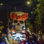Cientos de poblanos celebraron el desfile de calaveras 2025 en el Paseo Bravo reuniendo a familias, escuelas y colectivos culturales en un ambiente festivo. FOTO: Qué Chula es Puebla.