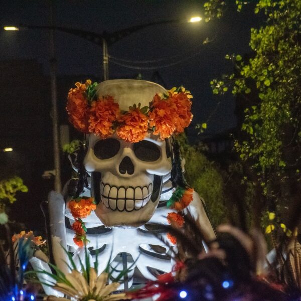 Cientos de poblanos celebraron el desfile de calaveras 2025 en el Paseo Bravo reuniendo a familias, escuelas y colectivos culturales en un ambiente festivo. FOTO: Qué Chula es Puebla.