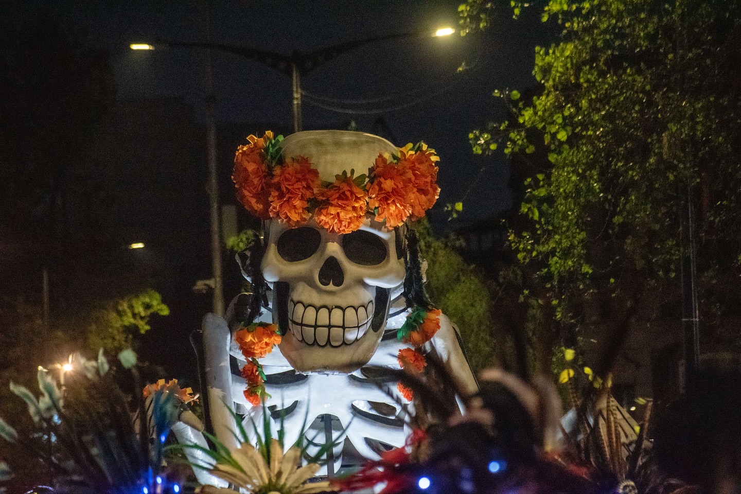 Familias poblanas llenan el Paseo Bravo para disfrutar del tradicional desfile de calaveras