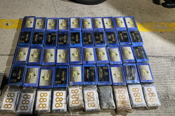 Guardia Nacional aseguró en Amozoc una camioneta con 50 paquetes vinculados al n*rc0, tras un reporte ciudadano al C5. FOTO: GN.