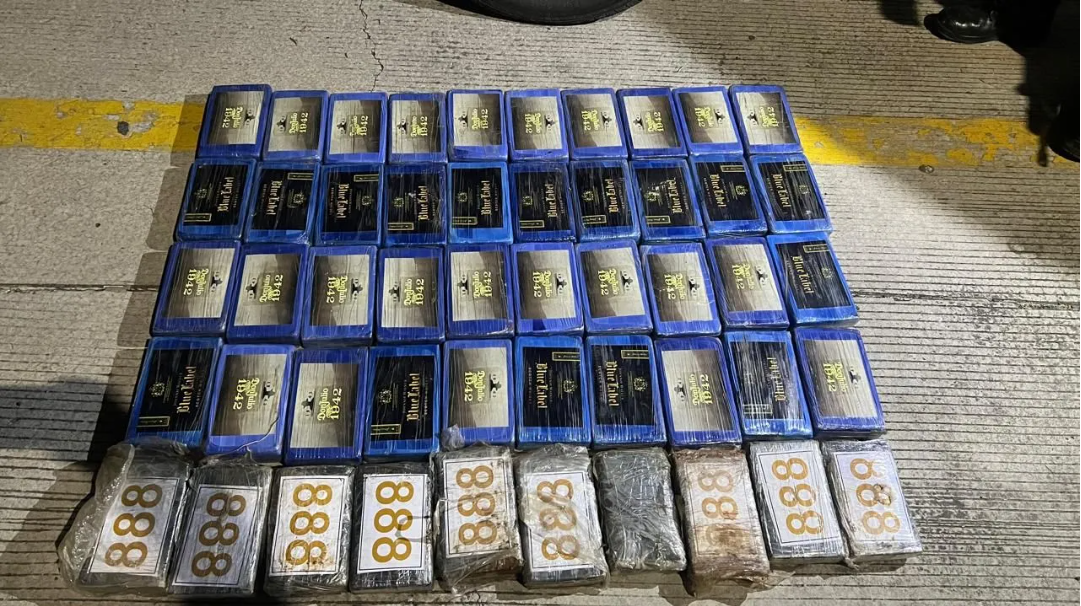 Guardia Nacional aseguró en Amozoc una camioneta con 50 paquetes vinculados al n*rc0, tras un reporte ciudadano al C5. FOTO: GN.