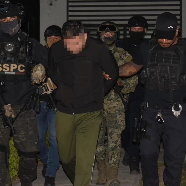Jorge Armando “N”, alias “El Licenciado”, detenido por el homicidio de Carlos Manzo, declaró desde el penal de El Altiplano que no pertenece a grupos criminales. FOTO: La Jornada.