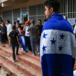 Honduras celebró elecciones este domingo en un clima marcado por acusaciones anticipadas de fraude, tensiones políticas y la intervención de Donald Trump. FOTO: France 24.