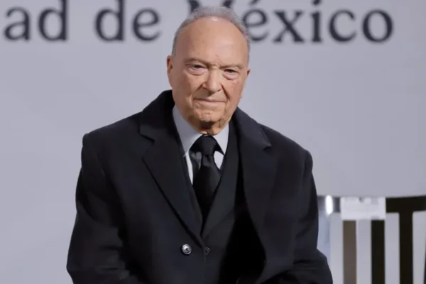 Alejandro Gertz Manero presentó su renuncia a la Fiscalía General de la República y confirmó que será propuesto como embajador. FOTO: Milenio.