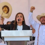 La alcaldesa de Uruapan, Grecia Quiroz, solicitó ante el IMPI el registro de la marca “Carlos Manzo” y del “Movimiento Independiente del Sombrero”, ambos vinculados al proyecto político que encabezaba su esposo. FOTO: Cuartoscuro.